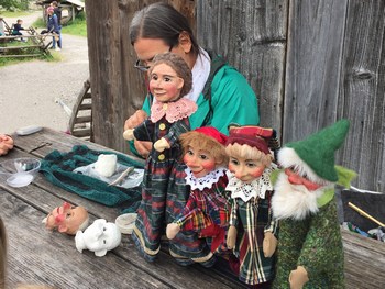 Mia Kaiser-Wenig baut Puppen
